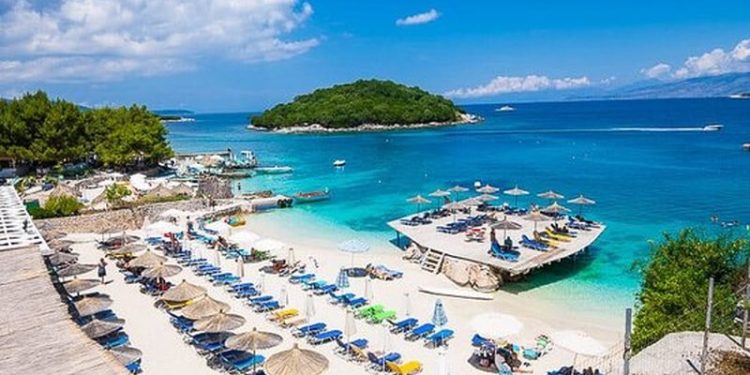 Festa e midhjes rikthehet në Sarandë, turistë vendas e të huaj shijojnë gatimin dhe muzikën