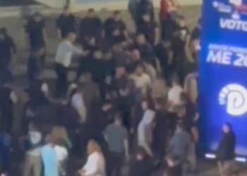 Sherr ‘madhështor’, demokratët rrihen me njëri-tjetrin gjatë mitingut të Berishës (VIDEO)