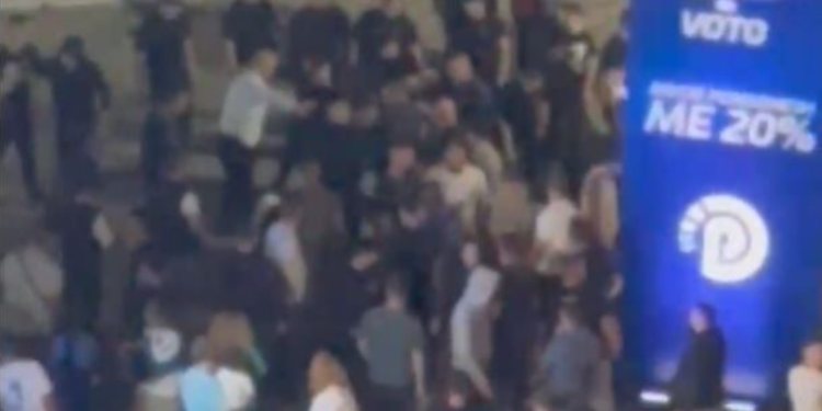 Sherr ‘madhështor’, demokratët rrihen me njëri-tjetrin gjatë mitingut të Berishës (VIDEO)