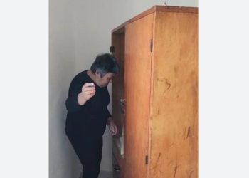 E pazakontë/ Dollapi i vjetër i rrobave kthehet në dhomën e fshehtë të votimit