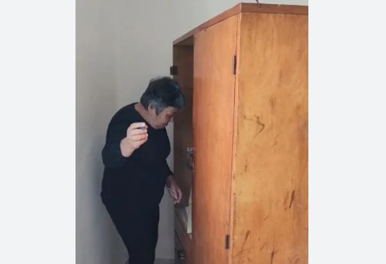 E pazakontë/ Dollapi i vjetër i rrobave kthehet në dhomën e fshehtë të votimit