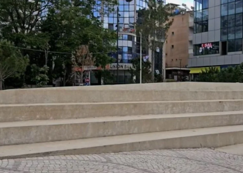 Problem në Sarandë, posteri i Agron Shehajt 150 metra afër qendrës së votimit, kërkohet të hiqet