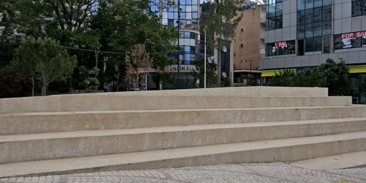 Problem në Sarandë, posteri i Agron Shehajt 150 metra afër qendrës së votimit, kërkohet të hiqet