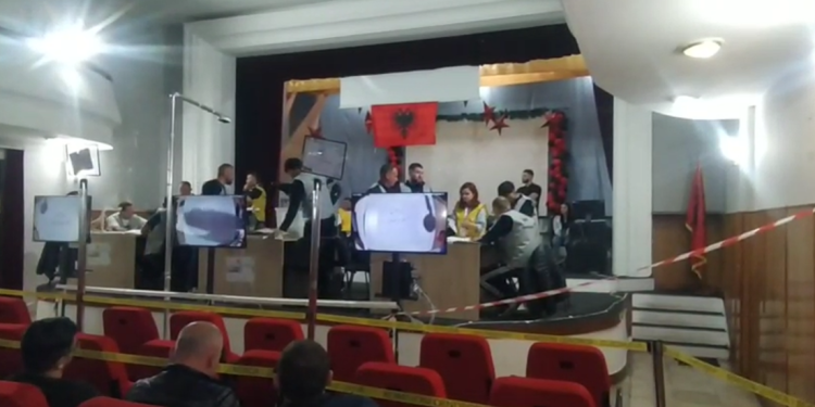 Nis procesi i numërimit të votave në Tepelenë (VIDEO)