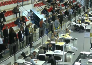 Votat nga Greqia, numërohen 16 mijë zarfe nga 53 mijë në total