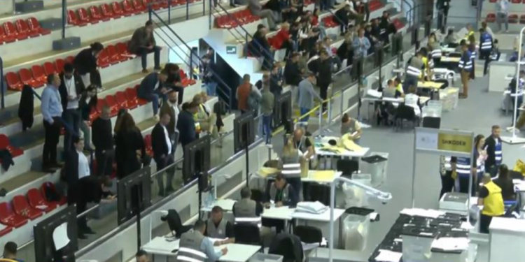 Votat nga Greqia, numërohen 16 mijë zarfe nga 53 mijë në total