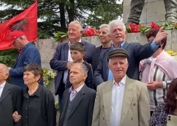 Përkujtohet Kongresi i Përmetit, ithtarët e Enver Hoxhës dhe Partisë Komuniste mblidhen së bashku