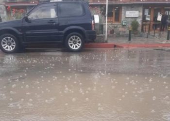 Stuhi dhe breshër në Kretë, përmbyten disa rrugë