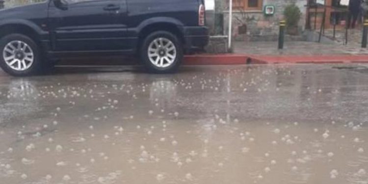 Stuhi dhe breshër në Kretë, përmbyten disa rrugë