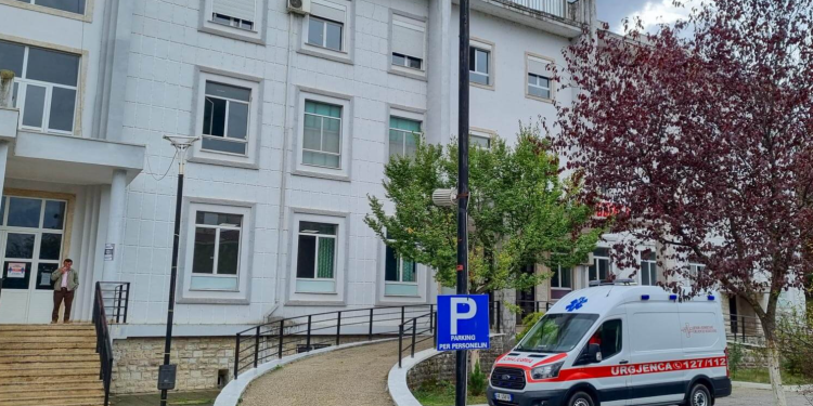 Po e transportonin në spital, ndërron jetë një person në Gjirokastër