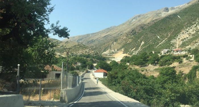 Gardh në hapësirën publike në Salari të Tepelenës, nën hetim 64-vjeçari