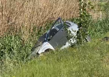 Makina bie në kanal, plagosen tre persona, shoferi dhe dy anglezë