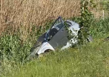 Makina bie në kanal, plagosen tre persona, shoferi dhe dy anglezë