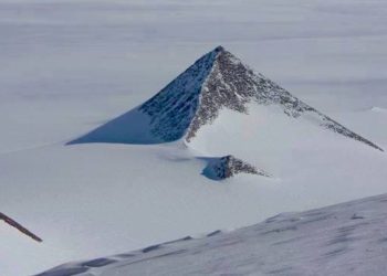 Një ‘piramidë’ misterioze zbulohet në Antarktidë nën akull