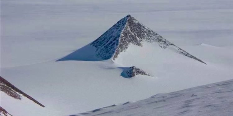 Një ‘piramidë’ misterioze zbulohet në Antarktidë nën akull