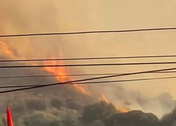 Zjarr në Ksamil pranë një resorti, zjarrfikëset po punojnë për shuarjen