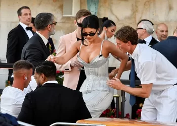 Kylie Jenner shkakton polemika në dasmën e Bezos: Fustani i saj mund ta ketë zemëruar Lauren Sanchez