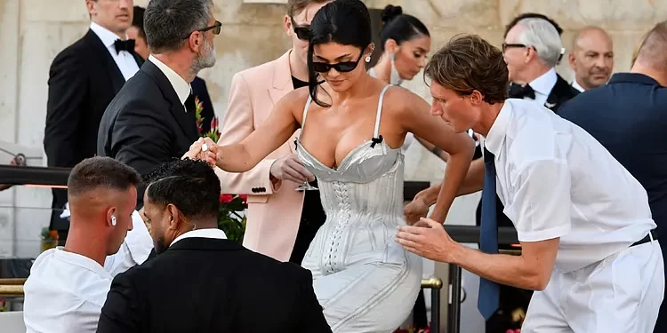 Kylie Jenner shkakton polemika në dasmën e Bezos: Fustani i saj mund ta ketë zemëruar Lauren Sanchez