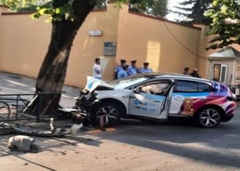 Aksidenti në Tiranë, taksia përplaset me kangjellat te Ambasada Amerikane