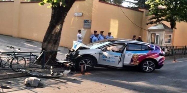 Aksidenti në Tiranë, taksia përplaset me kangjellat te Ambasada Amerikane