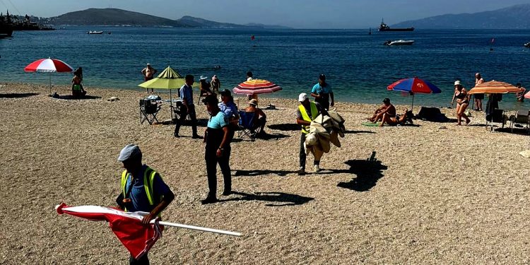 Nis zaptimi i plazheve në Sarandë, policia sekustron çadra e vendos gjoba