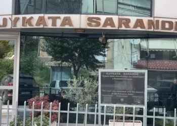 Sarandë, një prokurore kërcënohet brenda në zyrë nga dy gra