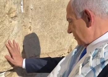 “Presim mrekullinë e radhës!”, Netanyahu rikthehet në “Murin e Lotëve”