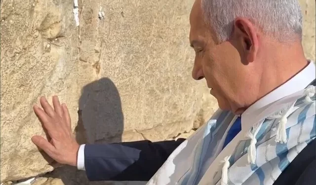 “Presim mrekullinë e radhës!”, Netanyahu rikthehet në “Murin e Lotëve”