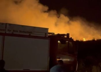 Zjarri në Ksamil ende aktiv, banorët iu bashkohen zjarrfikësve me mjete rrethanore për shuarjen e flakëve (VIDEO)