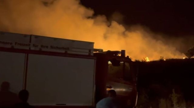 Zjarri në Ksamil ende aktiv, banorët iu bashkohen zjarrfikësve me mjete rrethanore për shuarjen e flakëve (VIDEO)