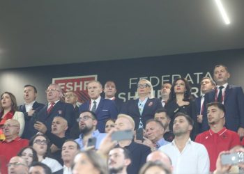 Rama mungoi në stadium, e zëvendësojnë tre anëtarë të maxhorancës