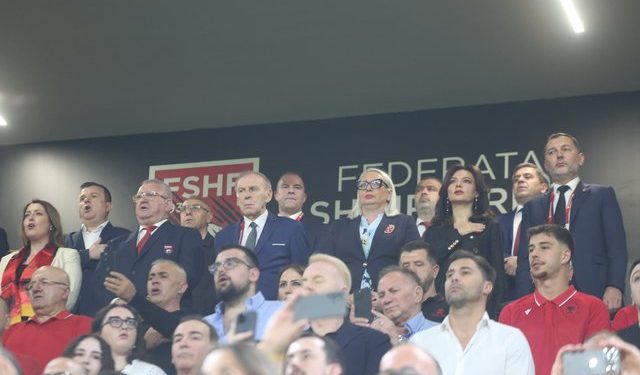 Rama mungoi në stadium, e zëvendësojnë tre anëtarë të maxhorancës