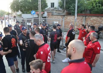 Hodhën gota kartoni në fushë, arrestohen dy tifozë pas ndeshjes me Serbinë. Në pranga dhe një punonjës sigurie