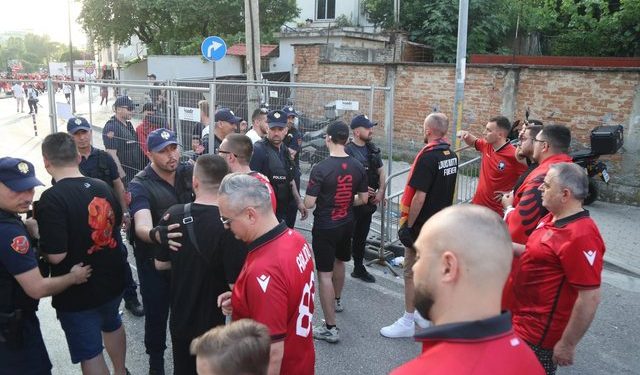 Hodhën gota kartoni në fushë, arrestohen dy tifozë pas ndeshjes me Serbinë. Në pranga dhe një punonjës sigurie