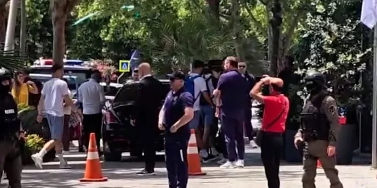 Kombëtarja serbe mbërrin në Tiranë, RENEA “blindon” hotelin (FOTO)