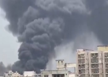 Aksidenti tragjik/ Avioni me 242 pasagjerë në bord rrëzohet gjatë ngritjes, përplaset me godinat e banuara (VIDEO)