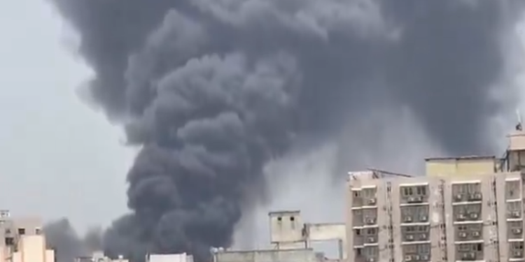 Aksidenti tragjik/ Avioni me 242 pasagjerë në bord rrëzohet gjatë ngritjes, përplaset me godinat e banuara (VIDEO)