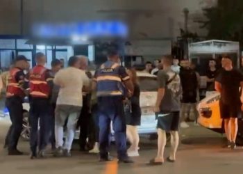 Burri gjen ish-gruan dhe vajzën 15 vjeçe në shoqërinë e dy personave, plas sherri në mes të rrugës