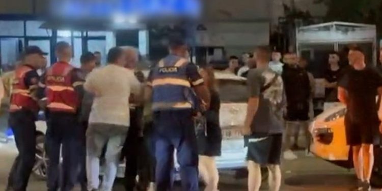 Burri gjen ish-gruan dhe vajzën 15 vjeçe në shoqërinë e dy personave, plas sherri në mes të rrugës