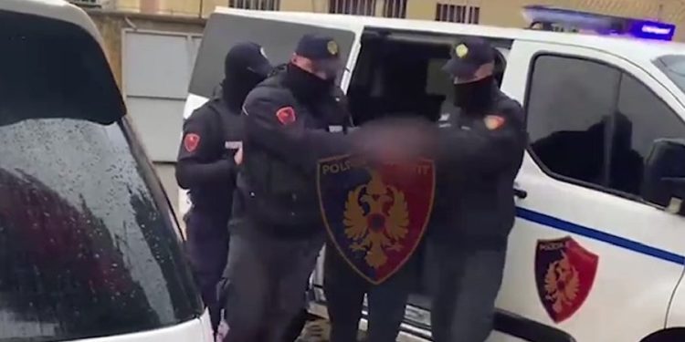 Shkoi të kontrollonte matësin e energjisë në lokalin e tij, 38-vjeçari dhunon punonjësen e OShEE