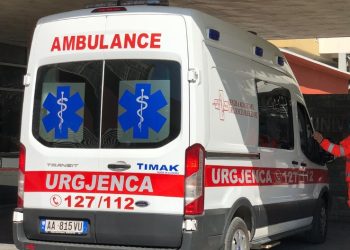 4-vjeçarja bie nga ballkoni i banesës në Lezhë, transportohet drejt Spitalit të Traumës në Tiranë