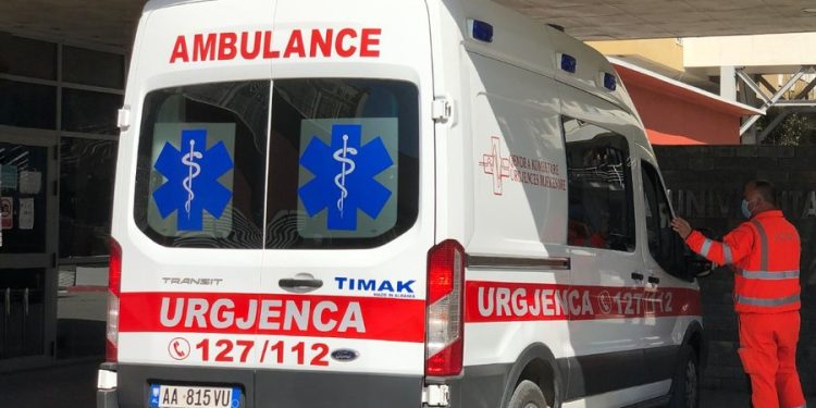 4-vjeçarja bie nga ballkoni i banesës në Lezhë, transportohet drejt Spitalit të Traumës në Tiranë