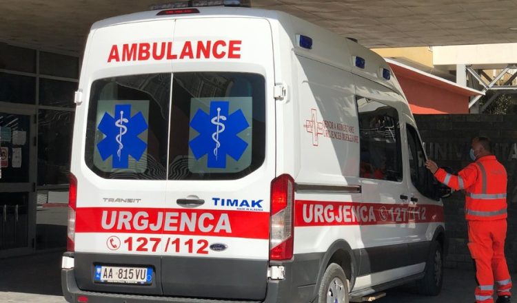 4-vjeçarja bie nga ballkoni i banesës në Lezhë, transportohet drejt Spitalit të Traumës në Tiranë