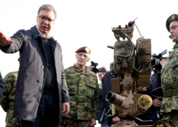 “Po vrisni rusët”, Vuçiç “ha presionin” e Putinit, Serbia ndalon eksportet e armëve