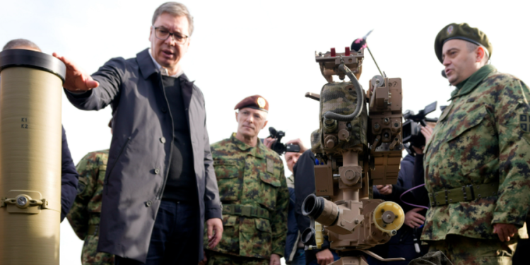 “Po vrisni rusët”, Vuçiç “ha presionin” e Putinit, Serbia ndalon eksportet e armëve