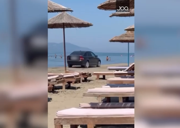 Qarkulloi me makinë në zonën e plazhit të Vlorës pranë pushuesve, e pëson drejtuesi i automjetit