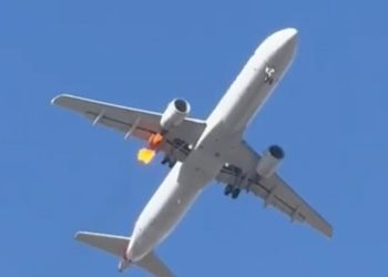 Panik në ajër, avionit i merr flakë njëri prej motorëve
