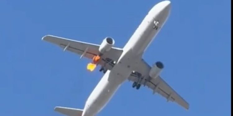 Panik në ajër, avionit i merr flakë njëri prej motorëve