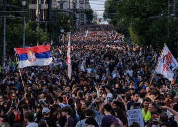 Studentët në Serbi paralajmërojnë mosbindje civile nëse nuk shpallen zgjedhjet e parakohshme
