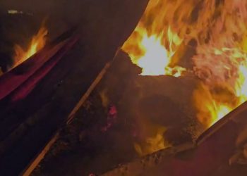 Përfshihet nga flakët një pronë private në Fier, dëme të shumta materiale